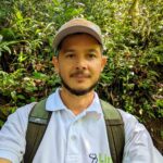 mage of Alberto Salas Costa Rica walking through the rainforest carrying his backpack, an expert and avid travel advisor, founder of Link Expeditions.