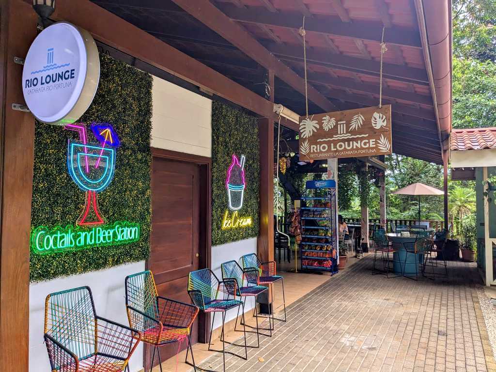 The Rio Lounge Bar and Restaurant at the entrance of La Fortuna Waterfall, offering drinks, smoothies, snacks, and souvenirs